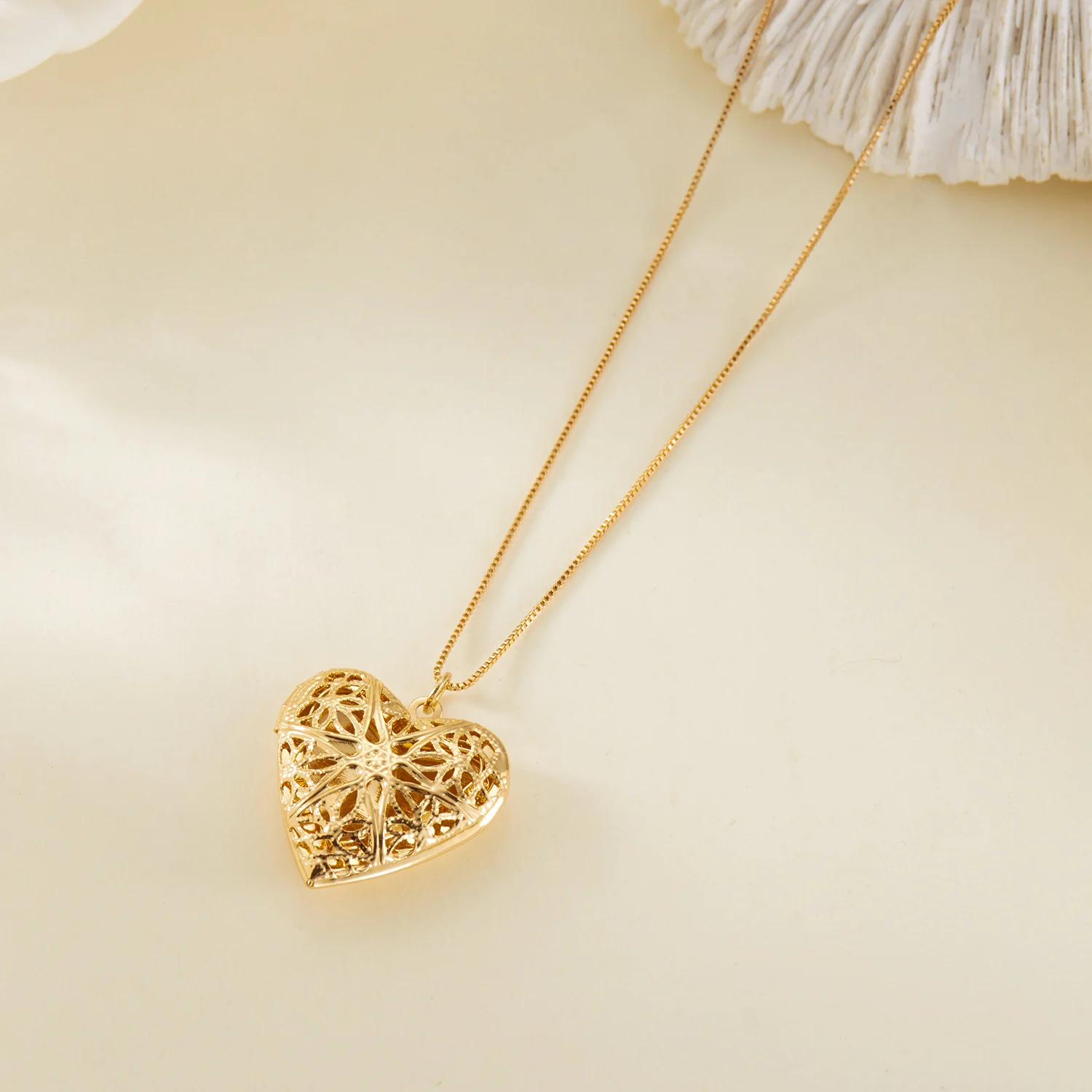 Vintage-Halskette mit geschnitztem Herz-Medaillon in Goldfarbe für Frauen, personalisierter Foto-Anhänger, romantisches, ästhetisches Valentins-Schmuckgeschenk – Detail 9
