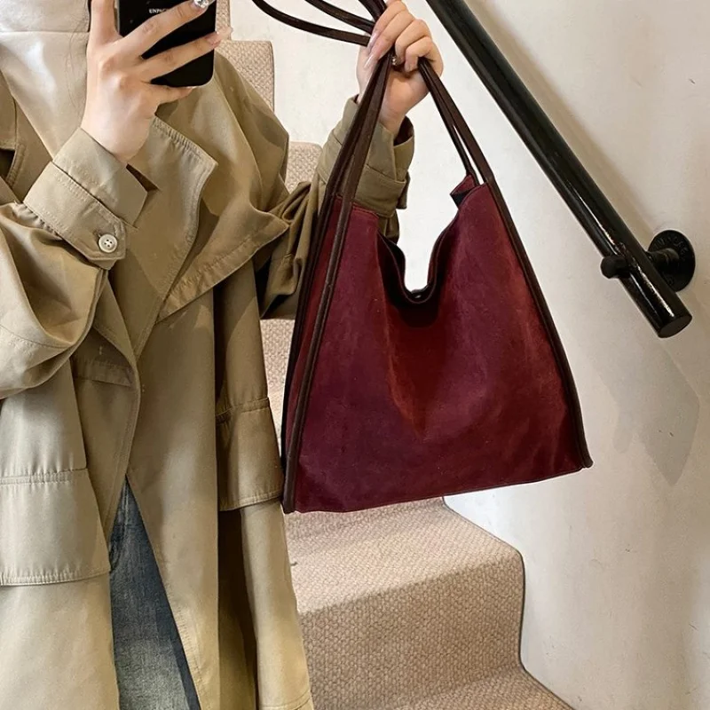 

Women's Tote Bag Made Of Premium Leather Boasting Casual Simple Vintage And Trendy Elegant Look​
