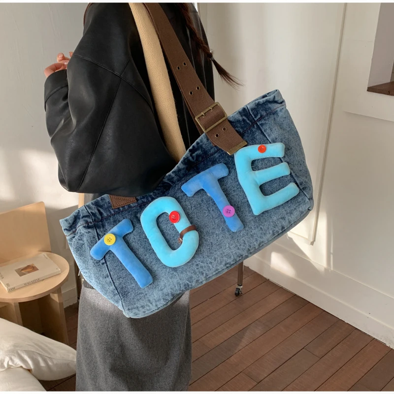 Gewaschene Denim Vintage Schultertasche, Große Kapazität Y2k Mädchen Flauschige Buchstaben Farbige Knöpfe Tragetasche, Hobo Pendler Canvas Handtasche – Detail 13