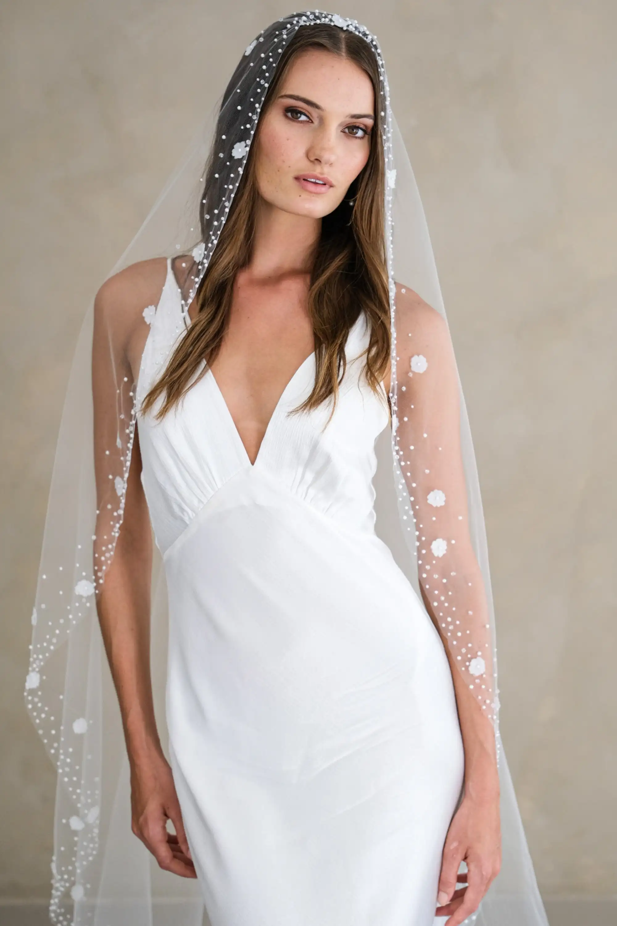 

Фата с жемчугом, одноуровневая, из мягкого тюля с бисером, длинный соборный свадебный аксессуар для невесты G96, украшенные цветами с расческой