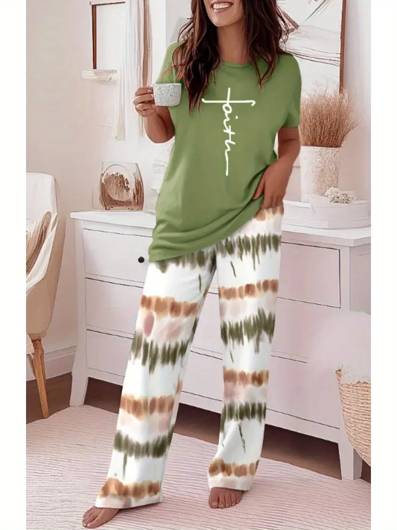 

A 2-piece set of a women's floral printed round-neck short-sleeved top and loose gradient printed pants