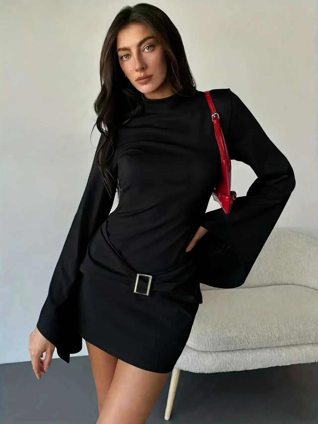 Enges Minikleid für Damen für Frühling und Herbst mit Glockenärmeln, kleinem Stehkragen und Metallverzierungen