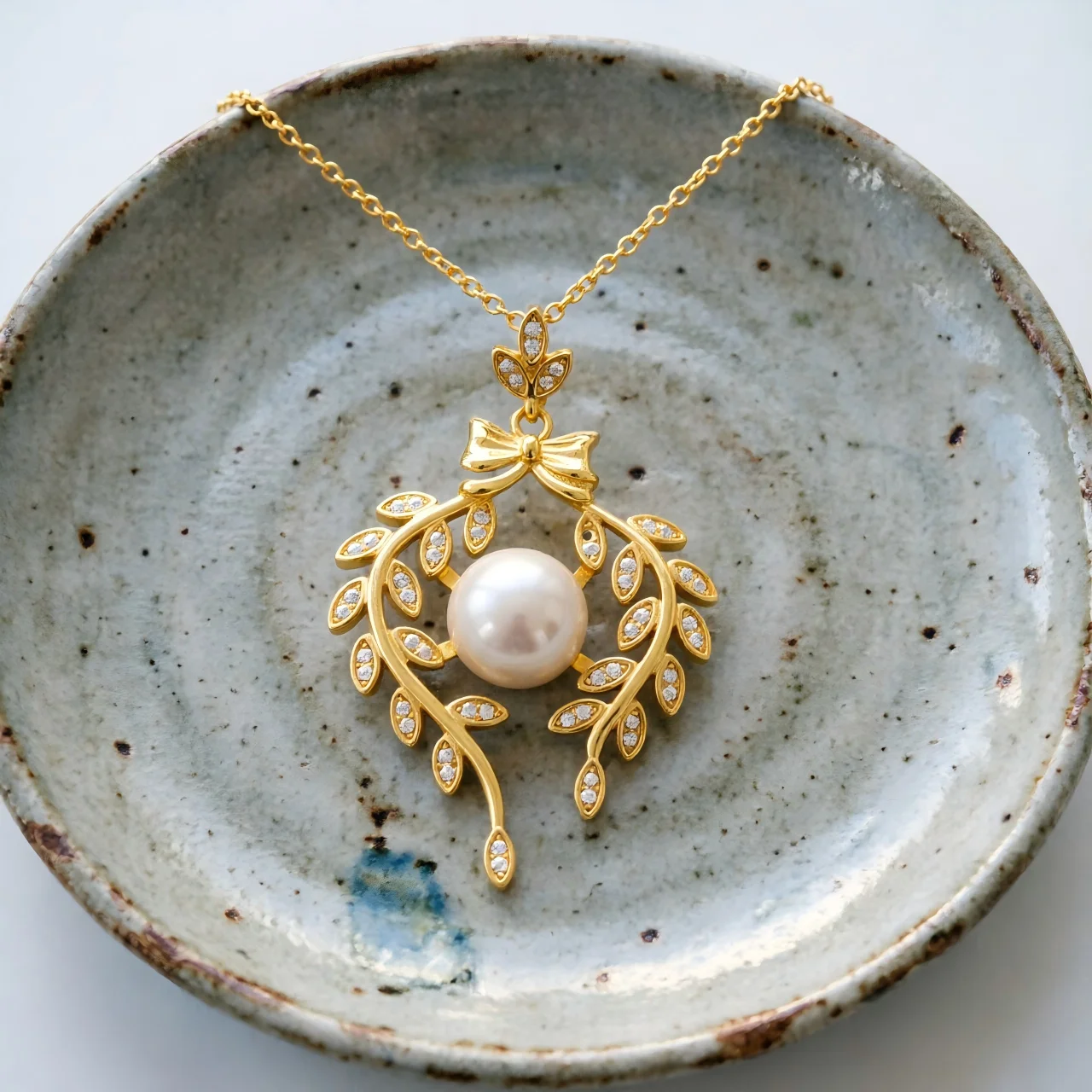 

JUNYE Elegant Vine Butterfly Pearl Necklace for Women O-Link Chain Dainty Jewelry Gift for Birthday,Valentine's Day,Wedding