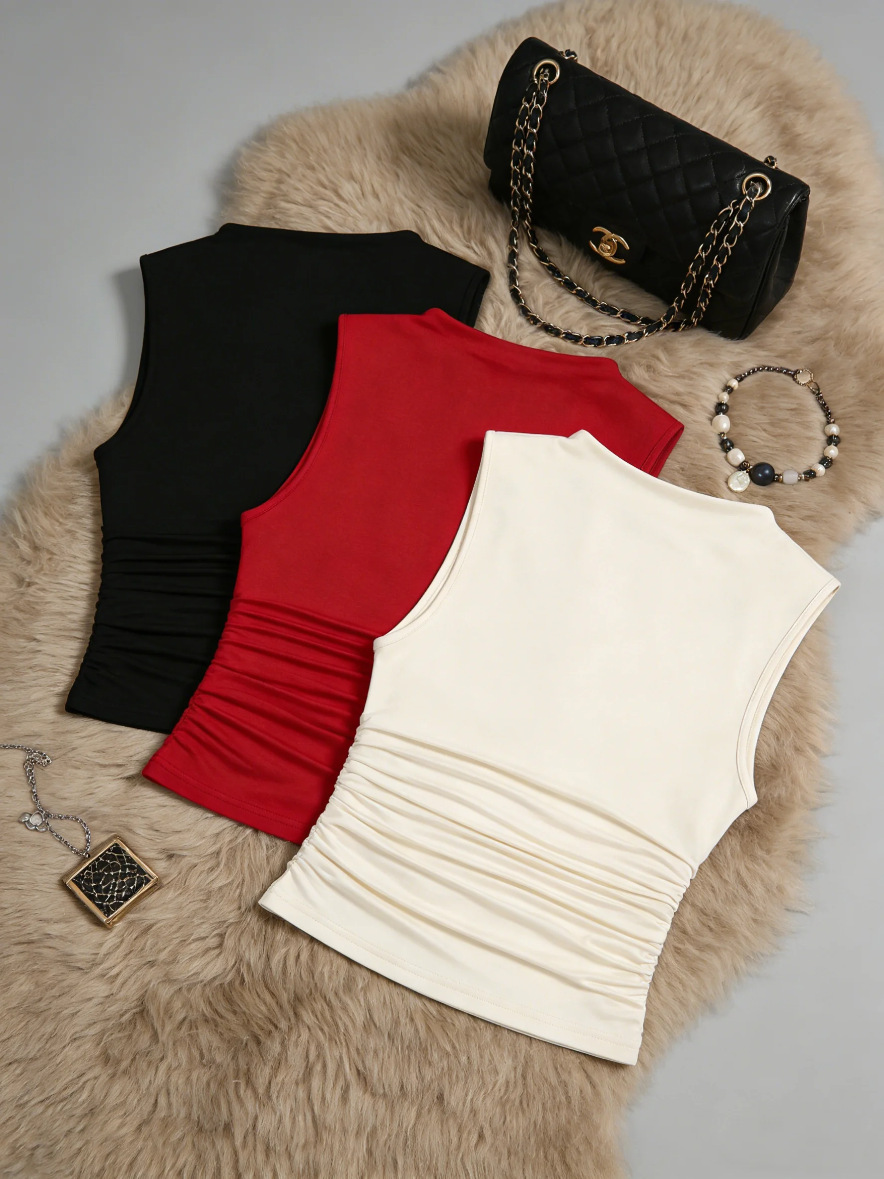 3-teiliges Damen-Set: Ärmelloses Tanktop mit Stehkragen, seitlich gerafft, schmal geschnitten, einfarbig, in Rot, Weiß, Schwarz, Basic Casual Camisole Weste – Detail 3