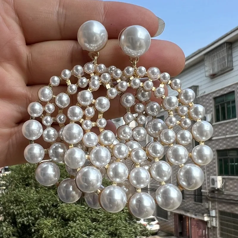 أقراط لؤلؤ تقليد مجوفة هندسية أنيقة للنساء للحفلات والمناسبات الرسمية والعطلات على الشاطئ