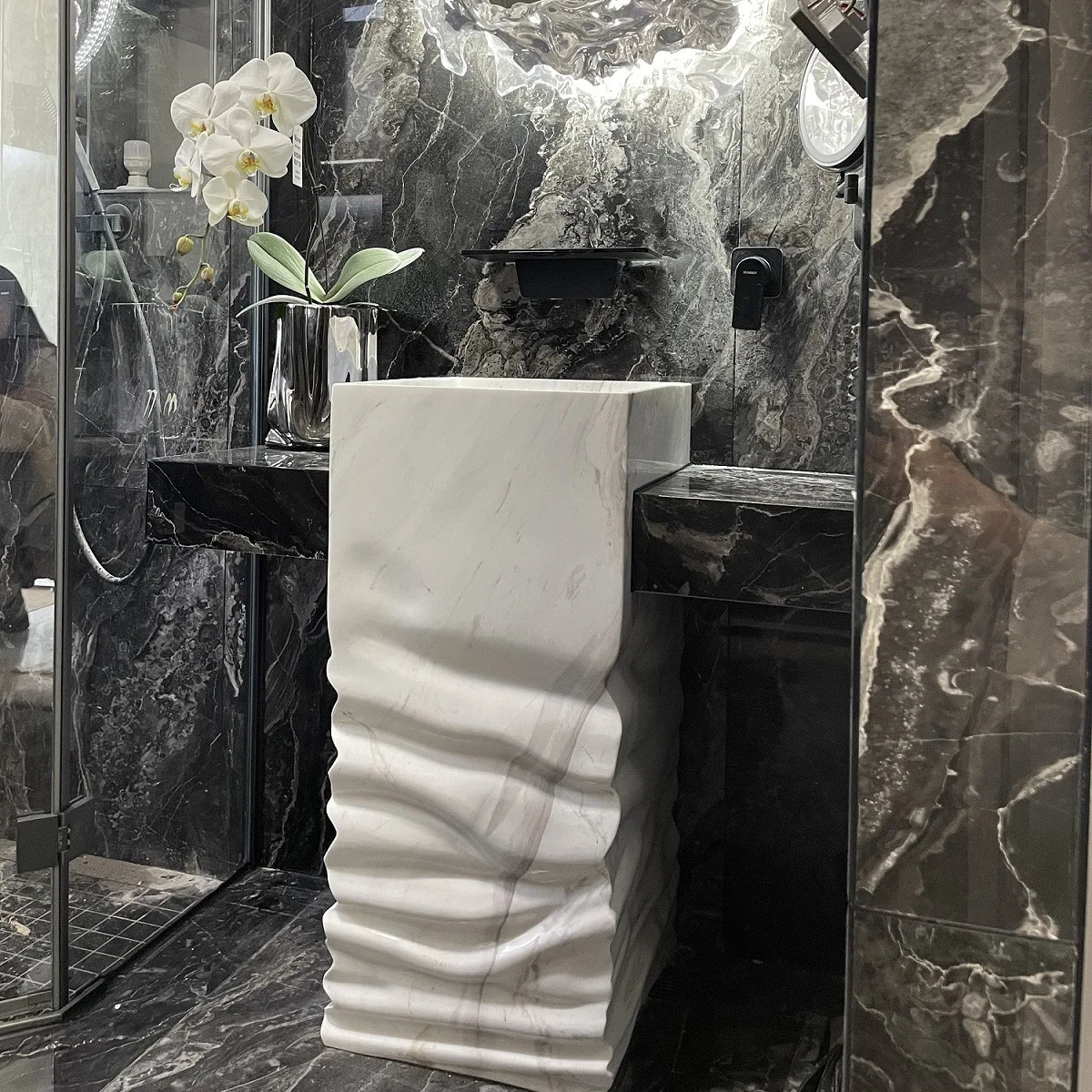 Marmeren gerimpelde golven geïntegreerd, kolomwastafel, wastafel