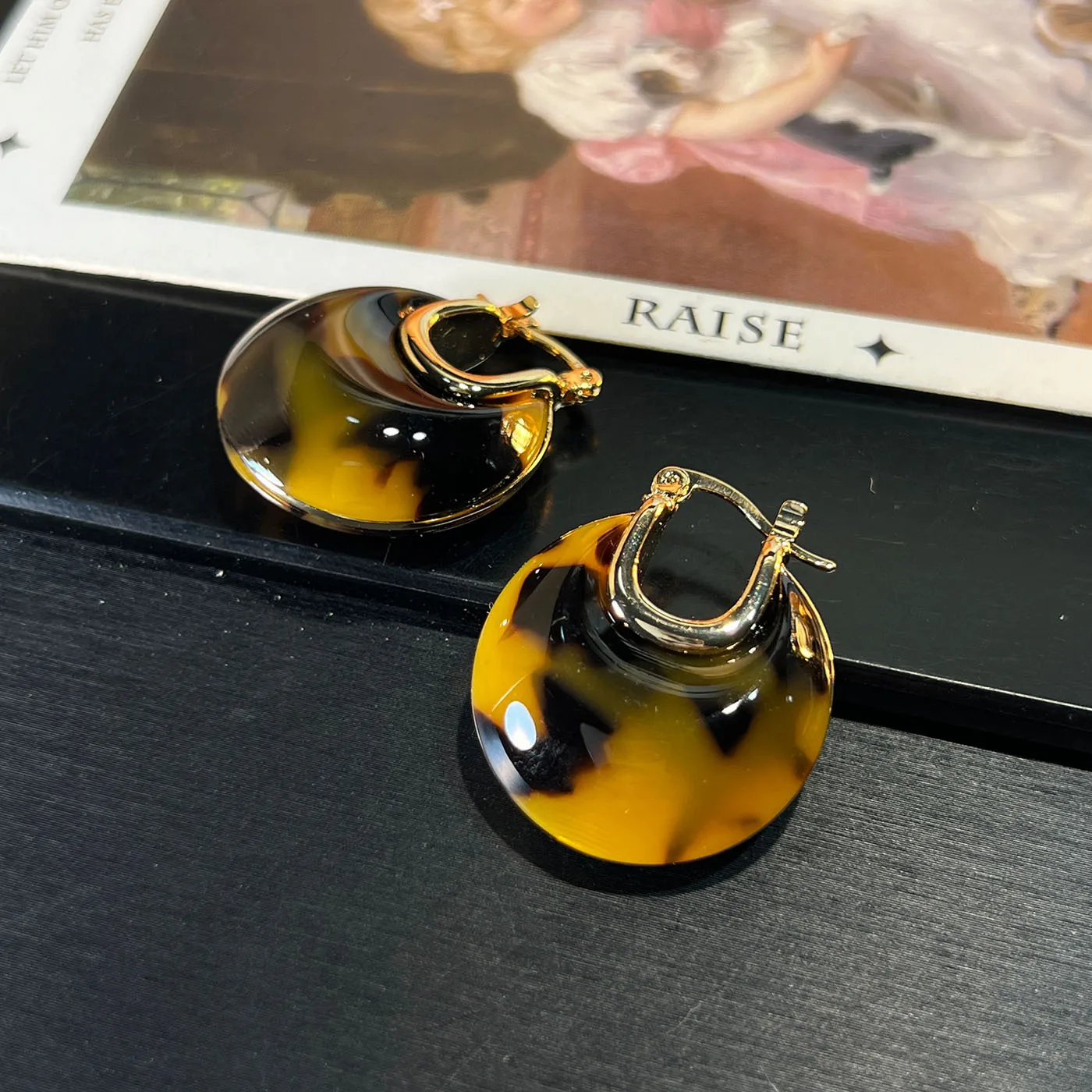 Round resin leopard print earrings, retro Maillard style, fashionable, simple design, versatile earrings
