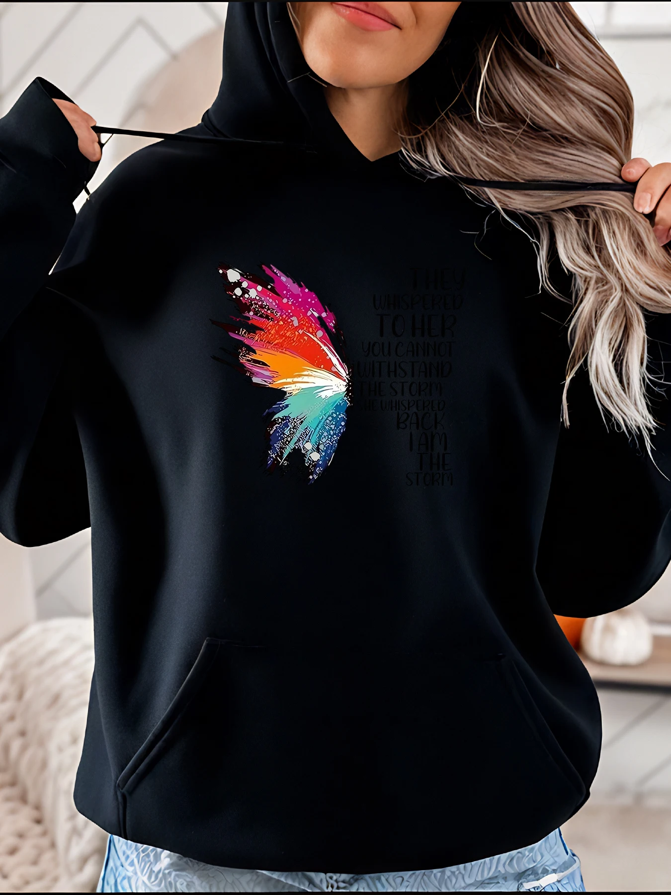 

Красочная толстовка с принтом перьев в повседневном стиле с вдохновляющей цитатой Женская модная уличная одежда