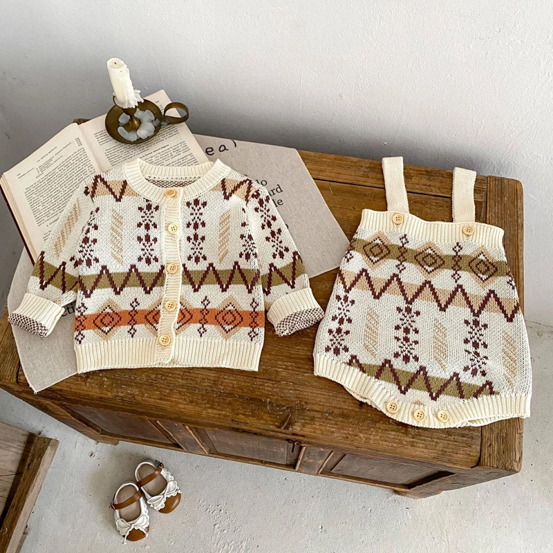 Autumn new 0-3 year old baby sweater set with contrasting lines for boys and girls, jacquard knit with jacket and shoulder strap