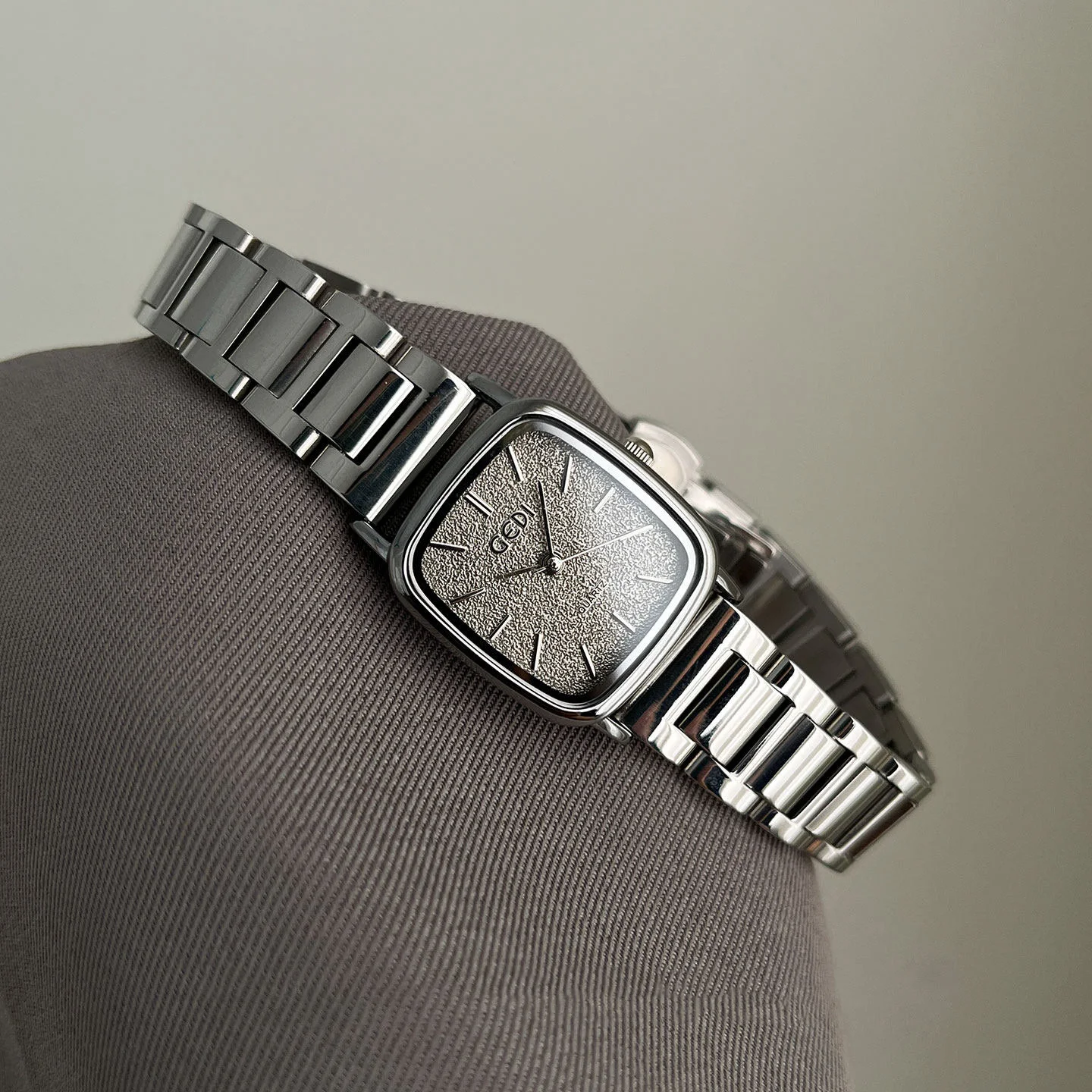 Women's Watches Fashion Square Silver Stainless Steel Quartz Wristwatch Glitter Dial Waterproof Ladies Watch Relojes Femeninos