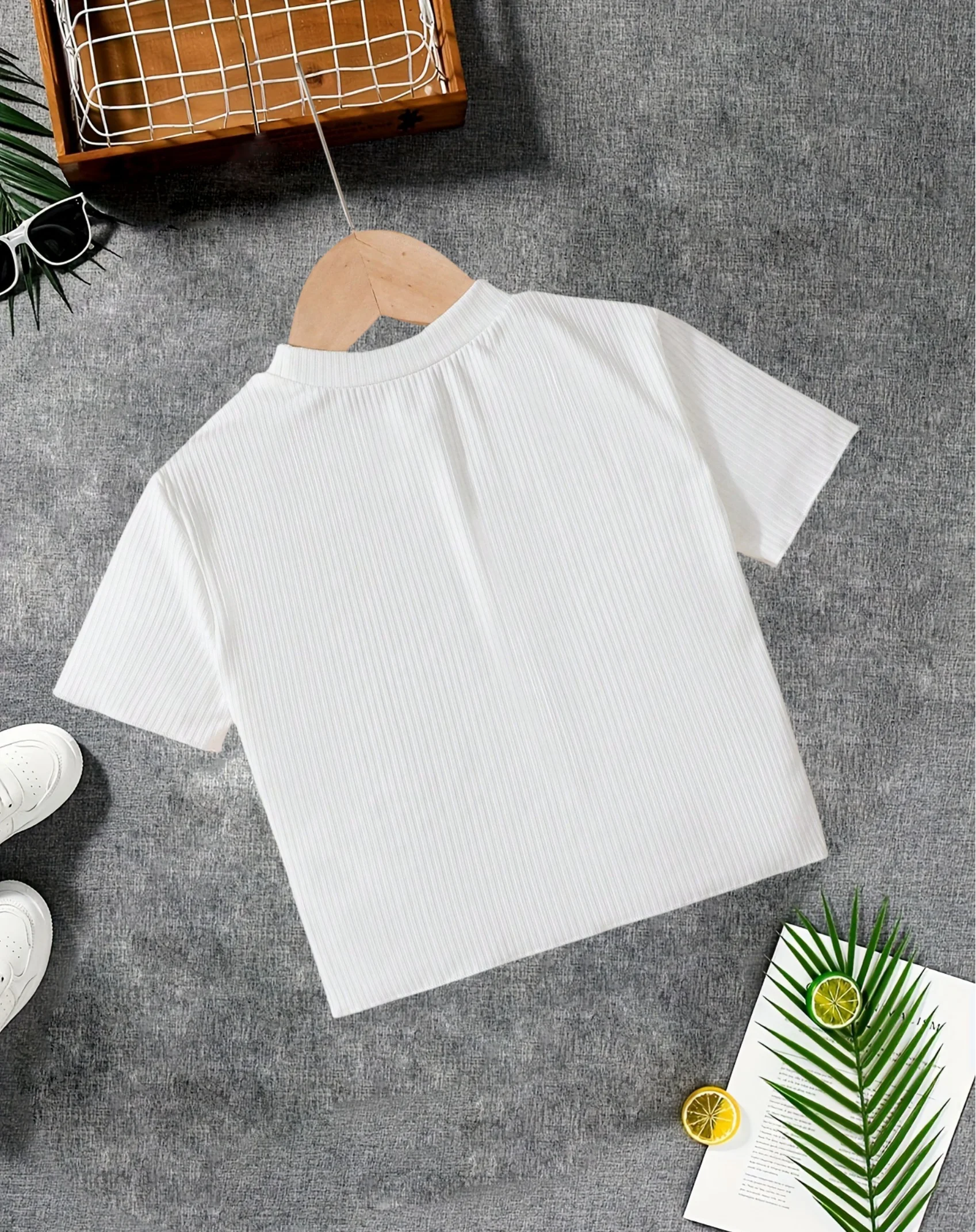 Girls' simple love pattern T-shirt: white rib knitted, comfortable and versatile style