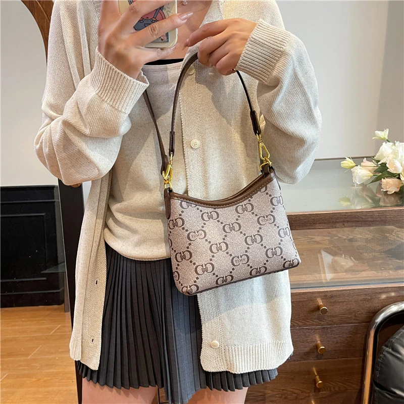 

Unique Casual Commuter Bag for Business Women with Messenger Function and Simple Leather Finish