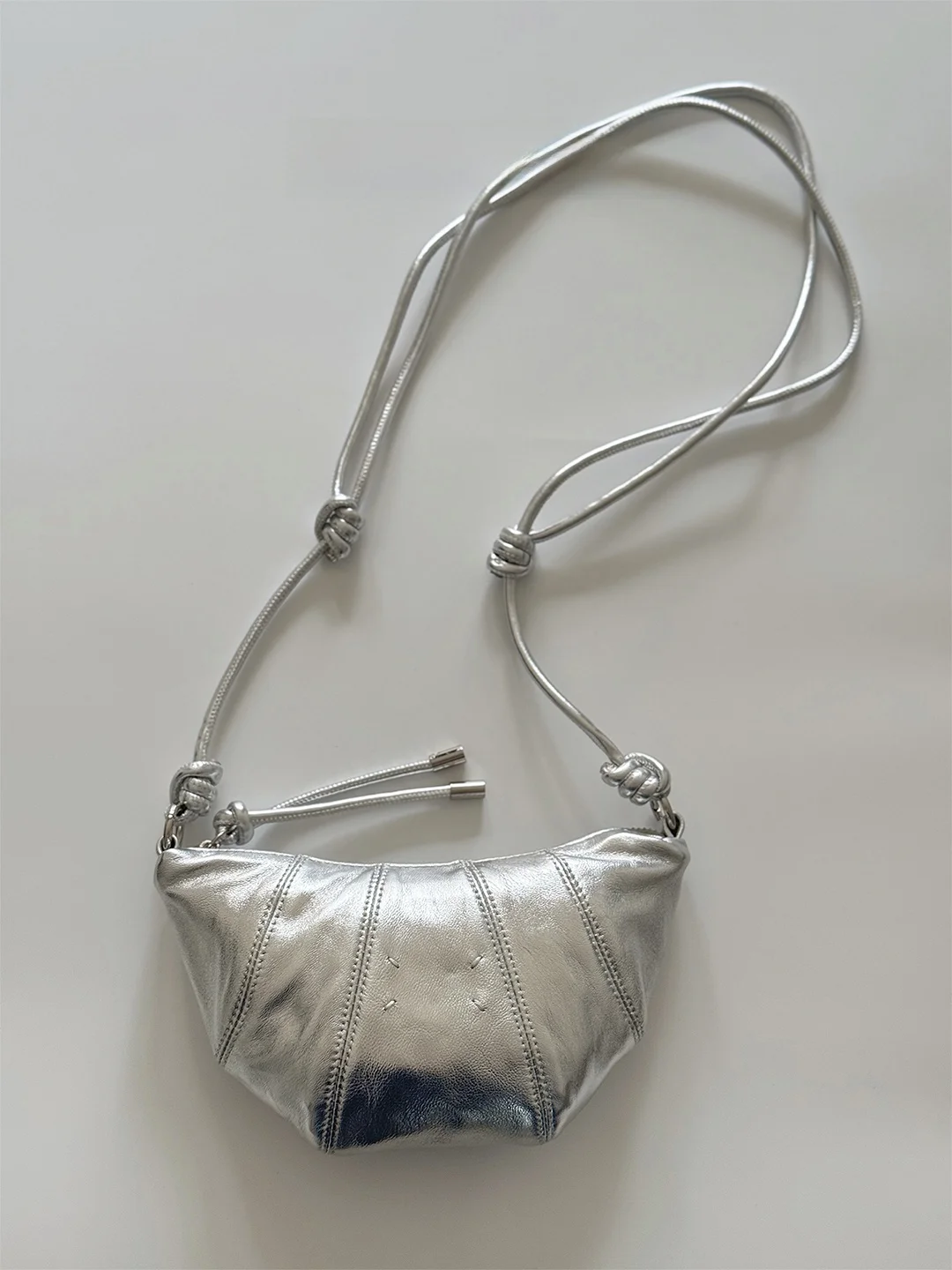 borsa-a-tracolla-da-donna-in-pelle-conciata-con-cuciture-angolari-morbida-con-chiusura-a-cerniera-e-manico-singolo