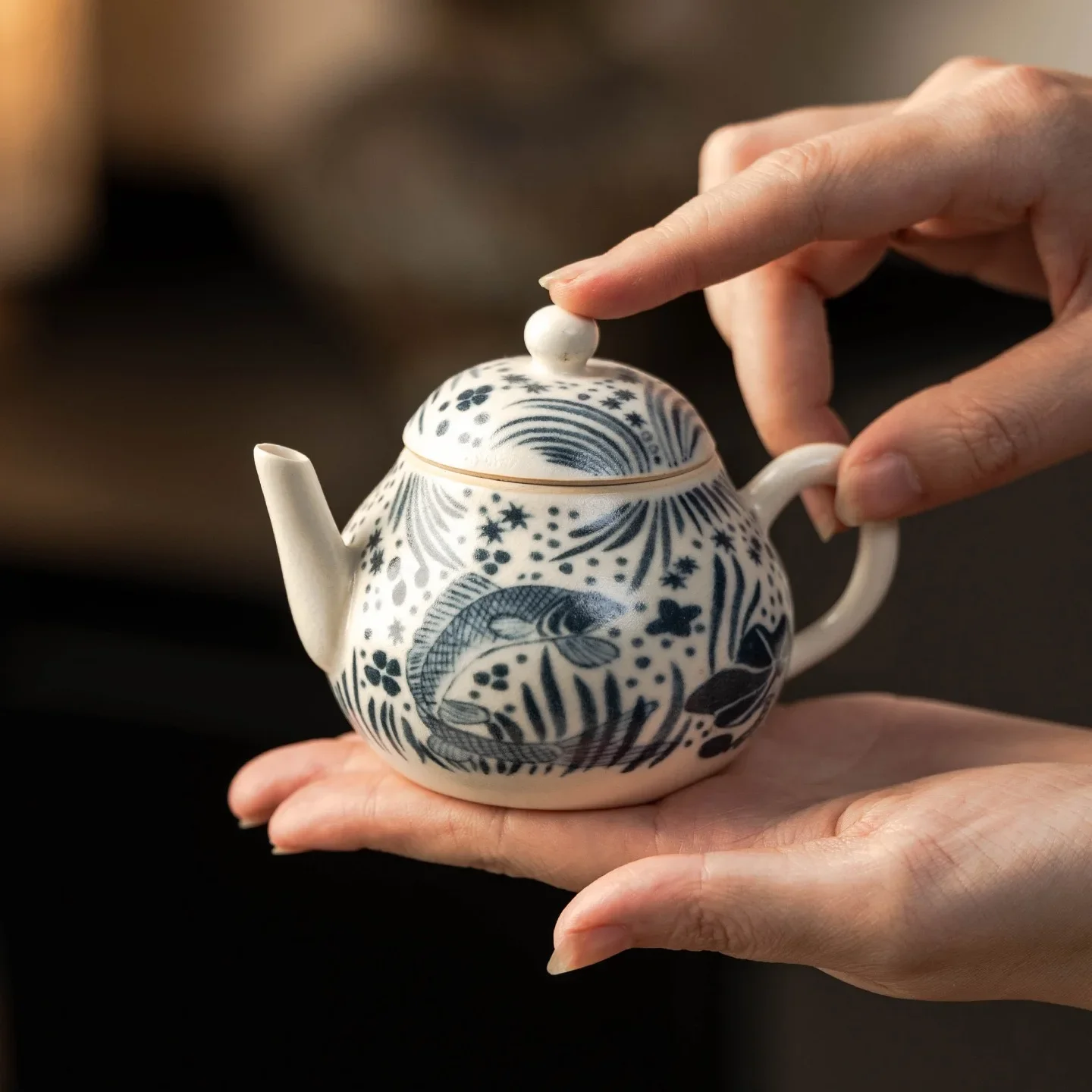 1PC Soda Glazed Ceramic Teapot Blue and White Fish Algae Pattern Bubble Teapot Ball Hole Filter Beam Pot Chinese Kung Fu Tea Set