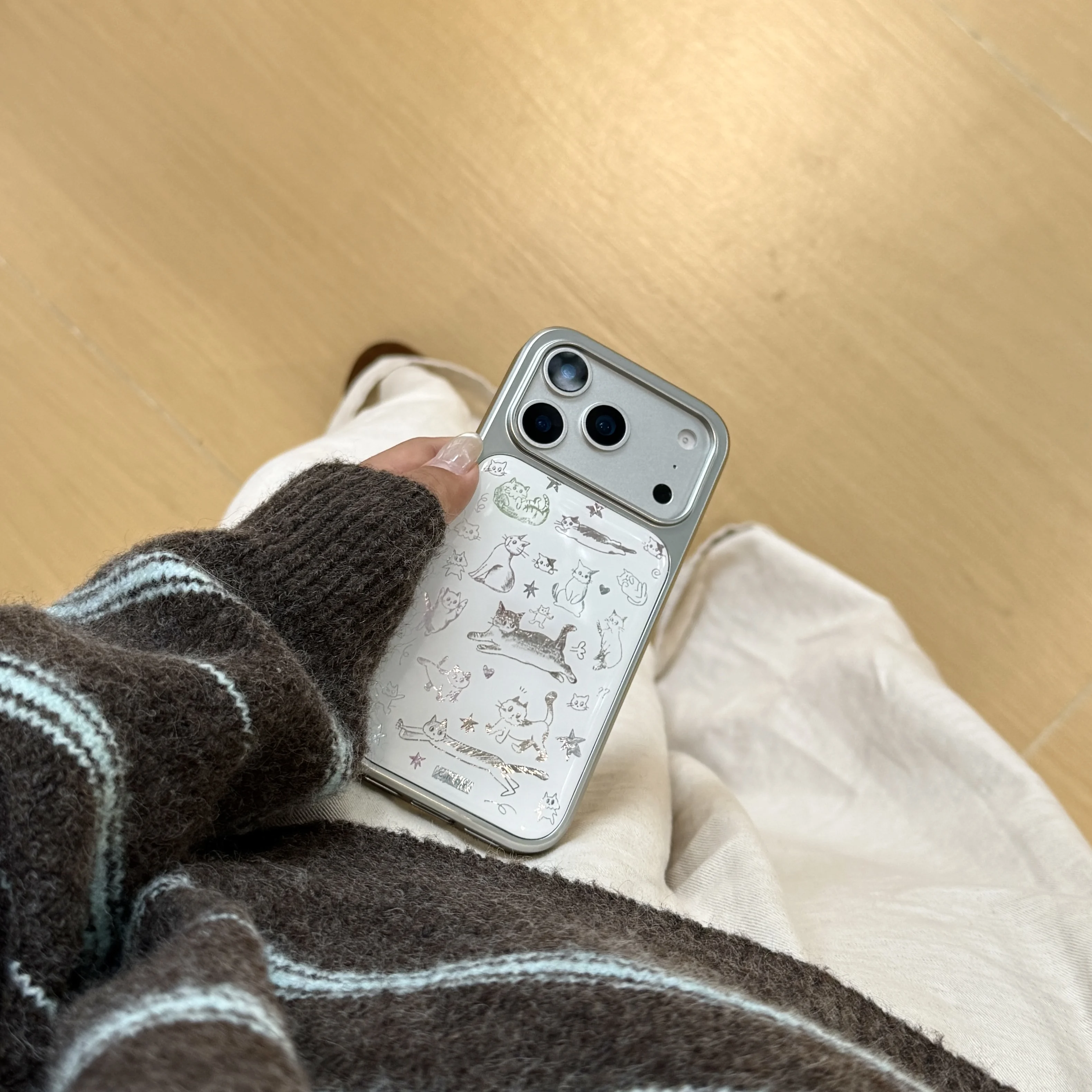 전기도금된 손그림 고양이와 푹신한 장식이 있는 귀엽고 사랑스러운 아이폰 17 16 15 14 11 12 13 프로 맥스 플러스 백 커버