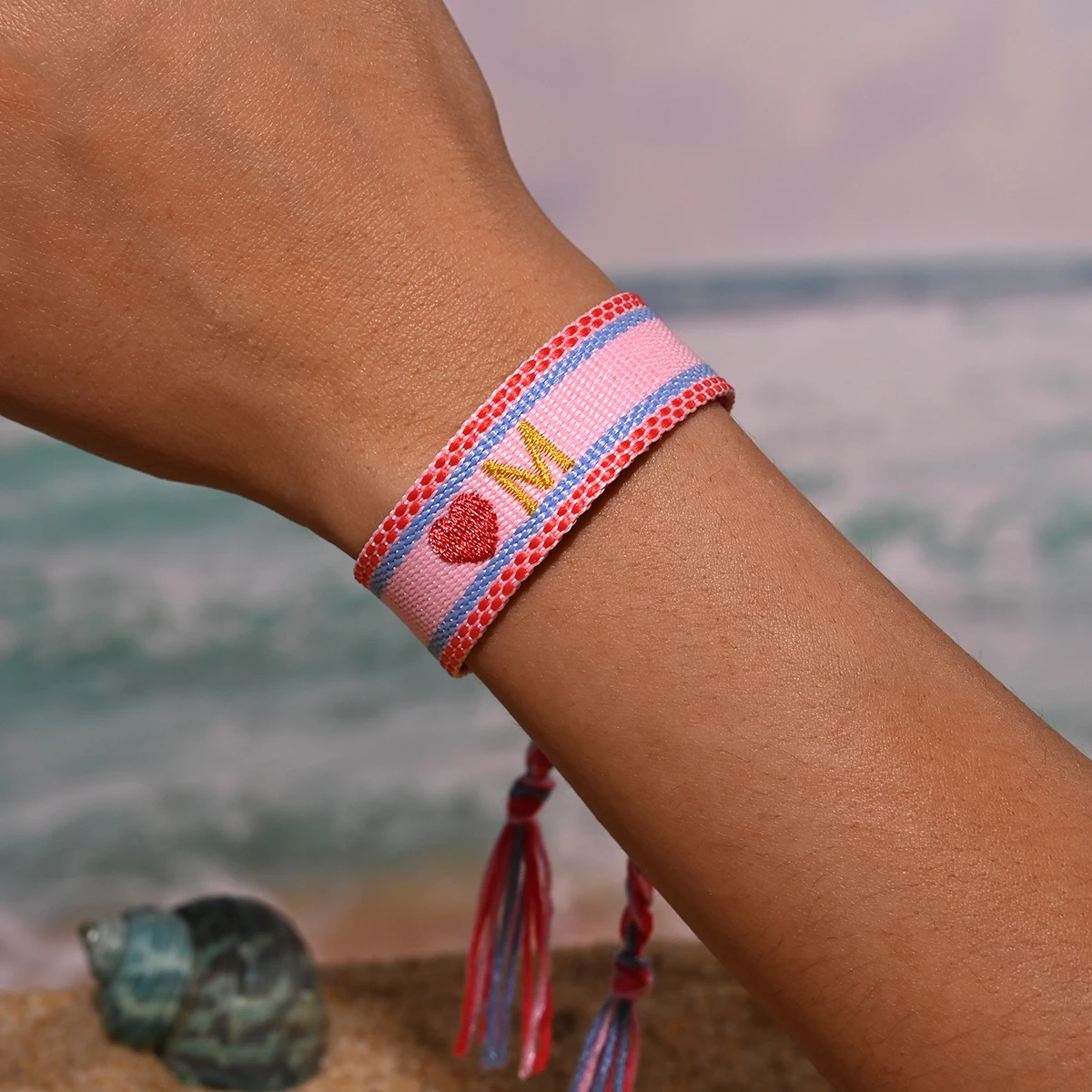 2024 New 26 Embroidery Initial Letters Handwoven Heart Bracelet For Women Summer Beach Pink Friendship Lovers Bracelet