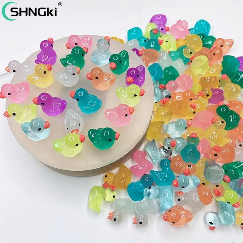 10pcs Cartoon Mini fluorescente anatra ornamento figure in miniatura piccola anatra resina artigianato Micro paesaggio decorazione casa delle bambole