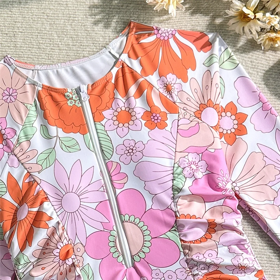 Blumenmuster, langärmelig, einteiliger Badeanzug für Damen, mit Reißverschluss, geraffter Schnitt, Badebekleidung, Badeanzug, Modell V7973. – Detail 9