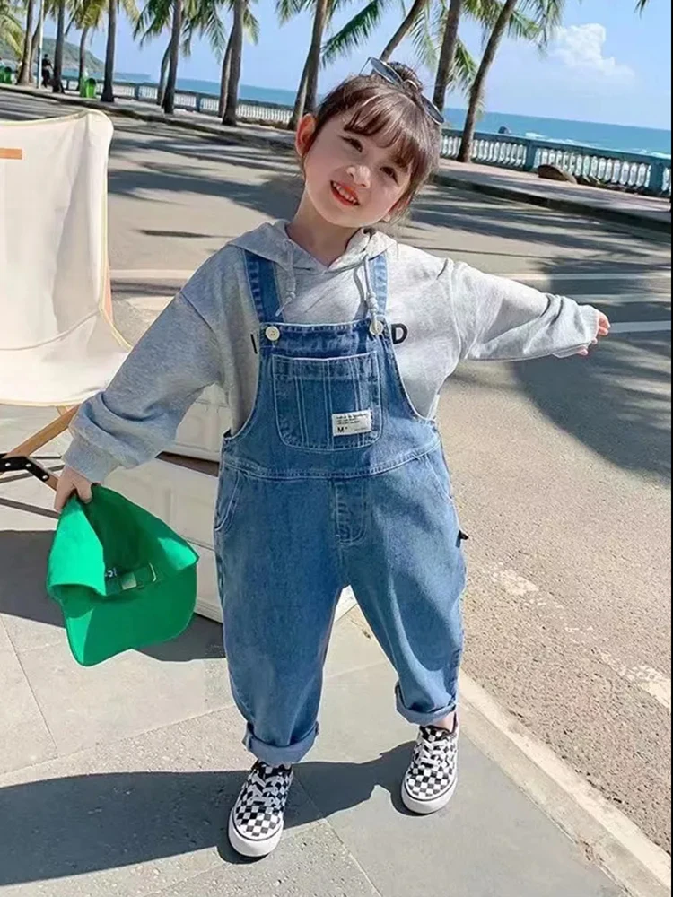 Tuta in Denim per bambini 2024 primavera ragazzi ragazze Casual Jeans larghi tute pantaloni con bretelle per bambini 1-6Y abbigliamento per bambini