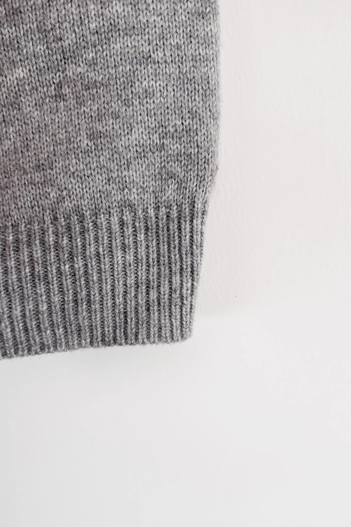 Chic parisiense: suéter cinza aconchegante