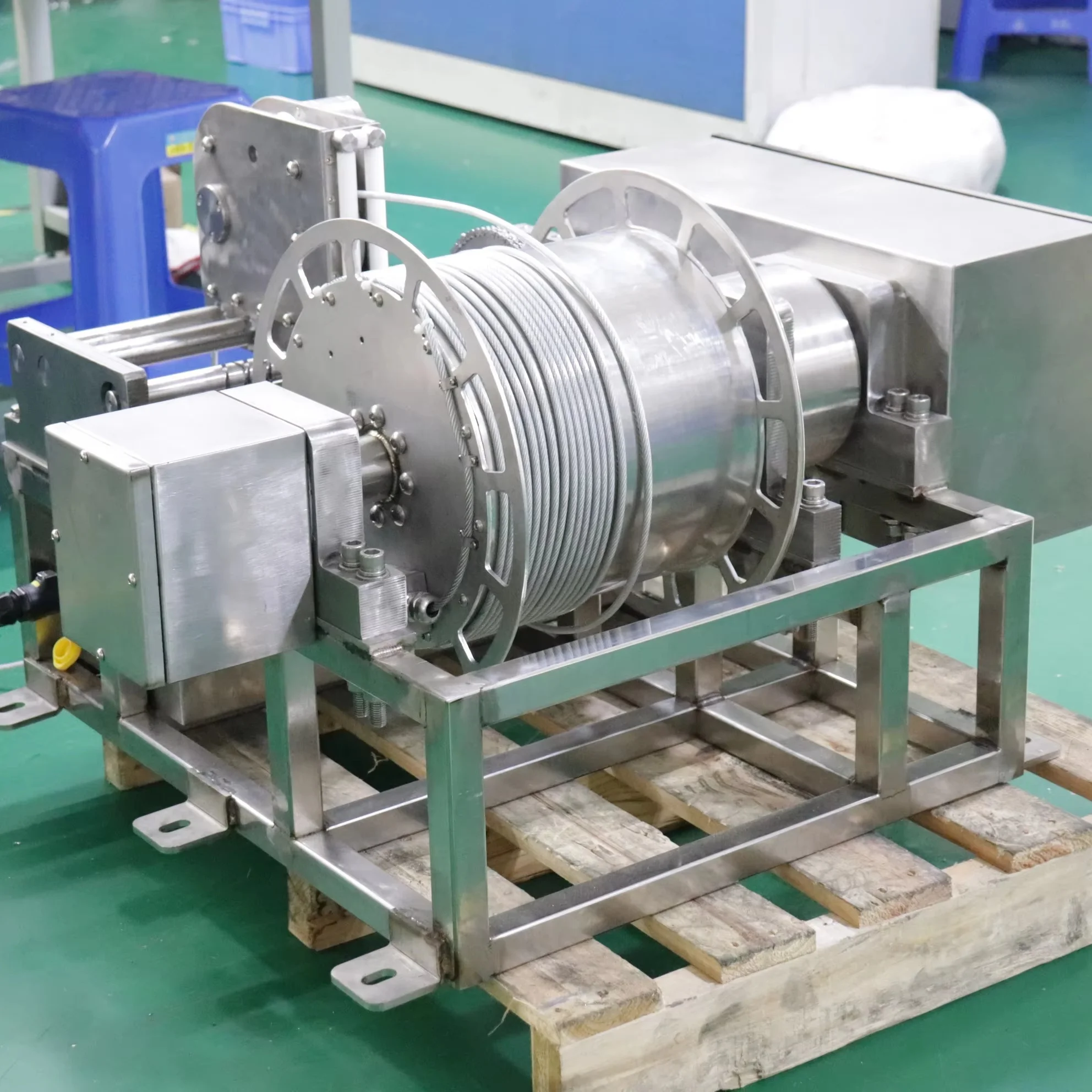 Durable flat tower crane cable reel for hoists transporting machines conveyors power chains