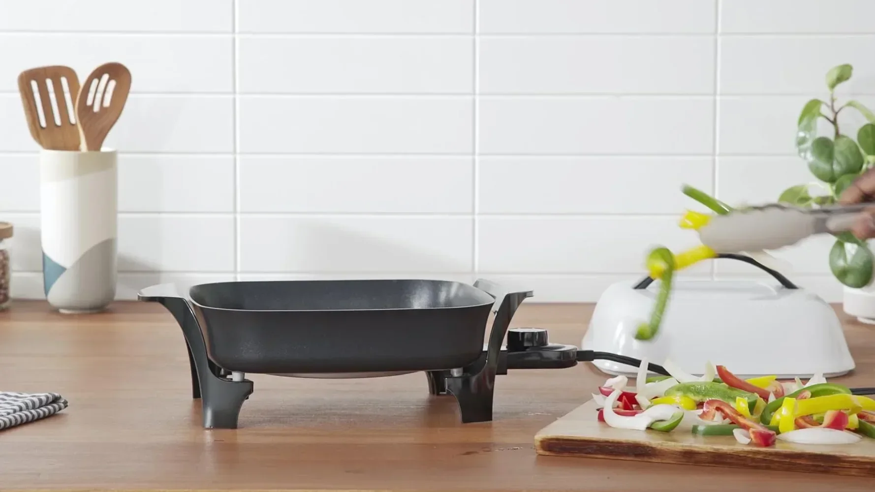 Gorąca sprzedażPresto 06620 11-calowa patelnia elektryczna, czarno-biała