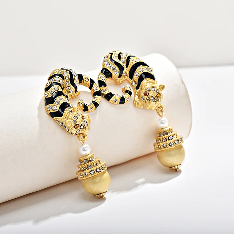 

Fashionable Classic Copper Gold-plated Tiger Shaped Enamel Craftsmanship Inlaid Zircon Women's Earrings Personalized Accessories