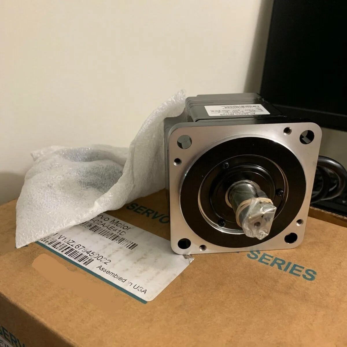 New In-Box SGMPH-02AAE41D Servo Motor Soft Starter Electrical Equipment