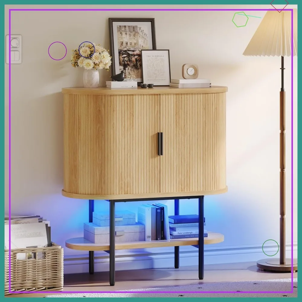 천연 오크 소재의 주방 또는 거실용 LED 조명, 슬라이딩 도어, 와인 랙 및 유리 홀더가 있는 모던 사이드보드 캐비닛