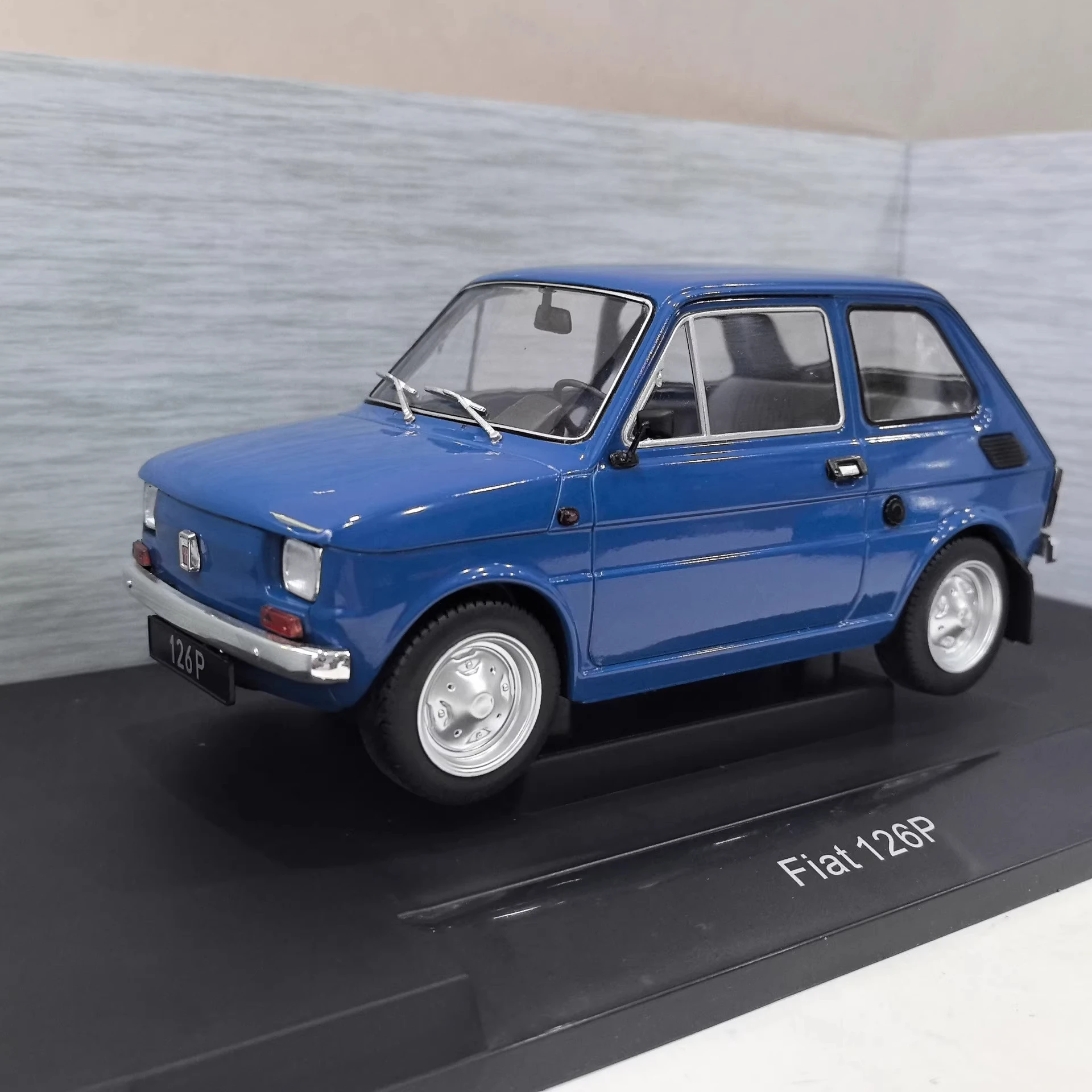 MCG 1/18 FIAT 126P Fiat Automodell, Legierung, keine Tür, keine Lenkung, blau C4