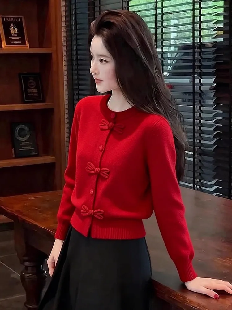 

Red round Ne Cardigan Sweater with Knot Splicing Design Winter 2025 Commute Sle Korean Version Knitted Top