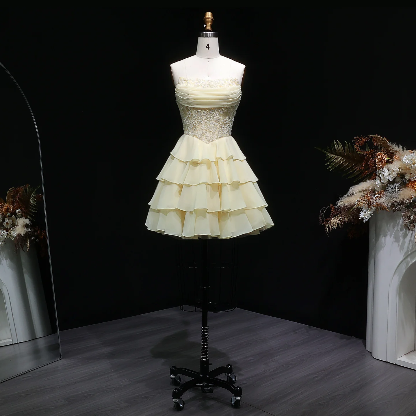 Sharon Said Gelbes trägerloses Homecoming-Kleid mit Perlenapplikationen, gestuften Rüschen, Chiffon, Dubai, kurzes Cocktail-Partykleid RM143, maßgeschneidert – Detail 4
