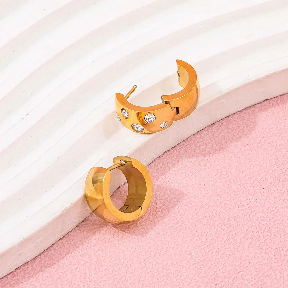 Joolim Jewelry جودة عالية PVD بالجملة مقاوم للماء مكتنزة موضة زركونيا تمهيد Huggie الفولاذ المقاوم للصدأ القرط للنساء