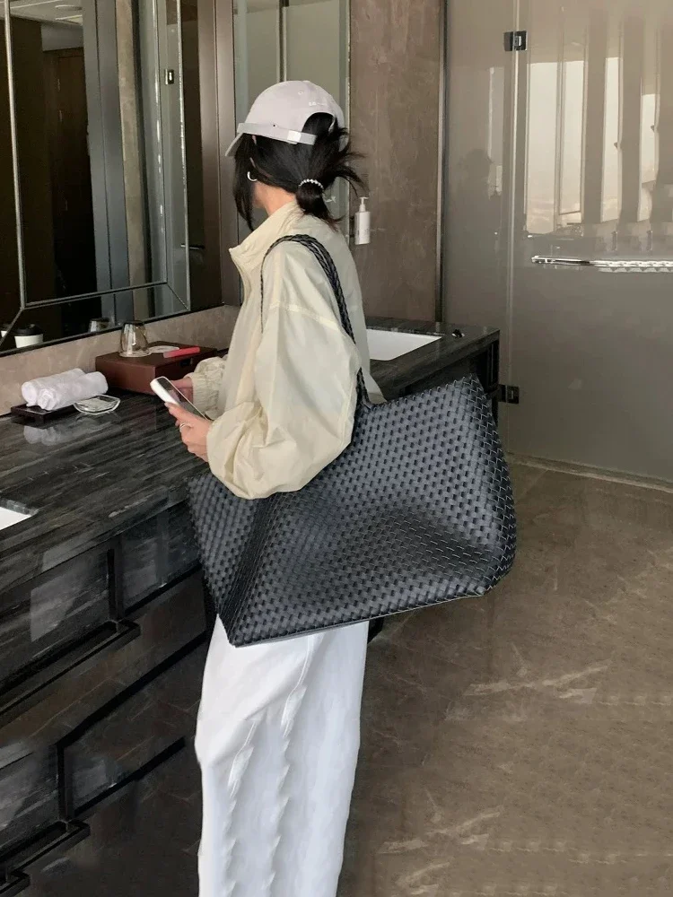 

Новинка 2025 года, большая вместительная кожаная сумка-тоут ручной работы, ручная корзина на плечо в стиле ретро, повседневный кошелек для женщин в британском стиле