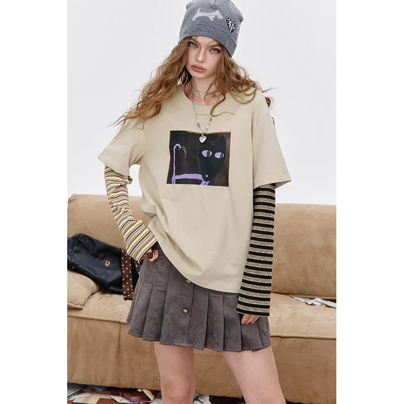 ELFSACK Women's Cute Rabbit Print Fake Two-Piece T-Shirt, Striped Long Sleeve Layered Crewneck Tee, Vintage Art Graphic Tops