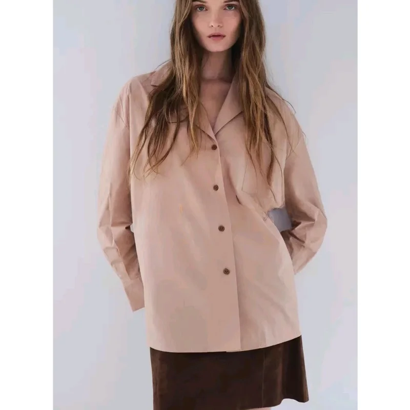 وصل حديثًا لفصل الخريف: قميص حرير نسائي بتصميم بسيط، بأكمام طويلة وجيوب مزينة، ذو صف واحد من الأزرار، فضفاض ومريح، مثالي للتن...