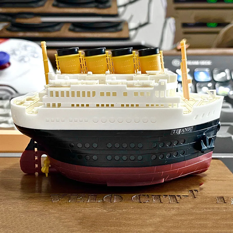 Q Version of Titanic Royal Cruise Ship MOE-001 Non-adhesive Color Model Quick Assembly Version