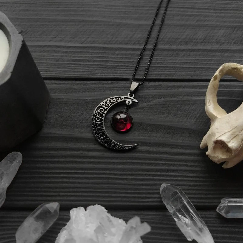 Collar gótico de luna creciente estilo oscuro colgante de luna roja estilo bruja Wiccan amuleto Macabre media luna Luna joyería hecha a mano para