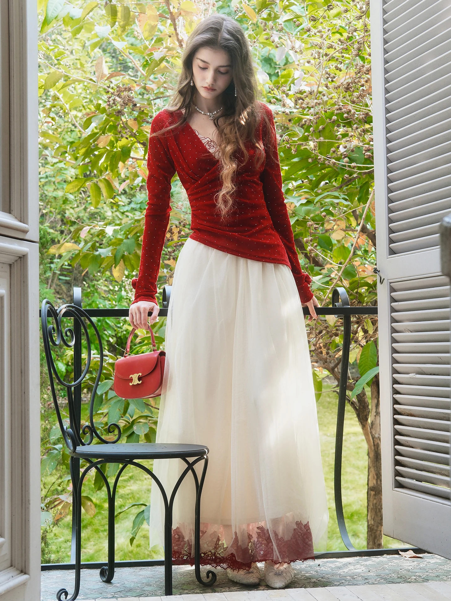 

Комплект из двух предметов: топ с камнями и юбка с кружевным подолом, облегающий крой, в стиле Питер Пэн, для женщин, осень-зима