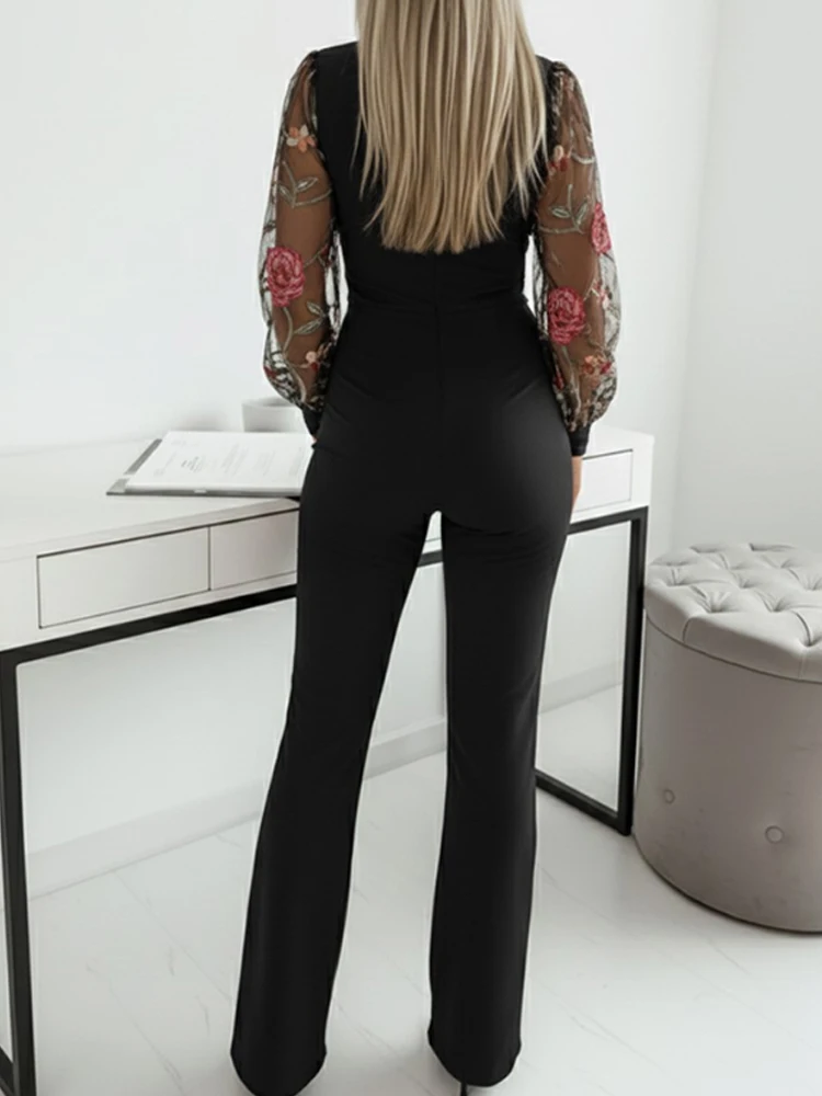 Mono con mangas abullonadas y bordado floral, mameluco acampanado con cintura con parche de malla transparente y cuello en V