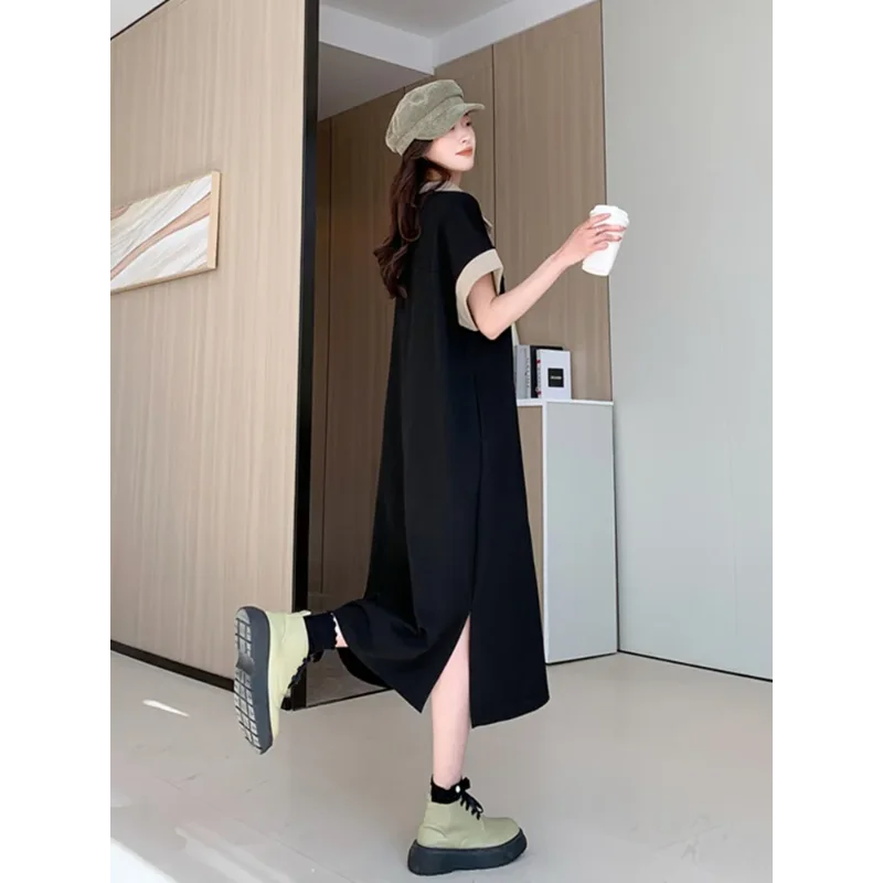 Sukienka T-shirt z kołnierzykiem POLO, łączone kolory, długość za kolano, luźny krój, wyszczuplająca.