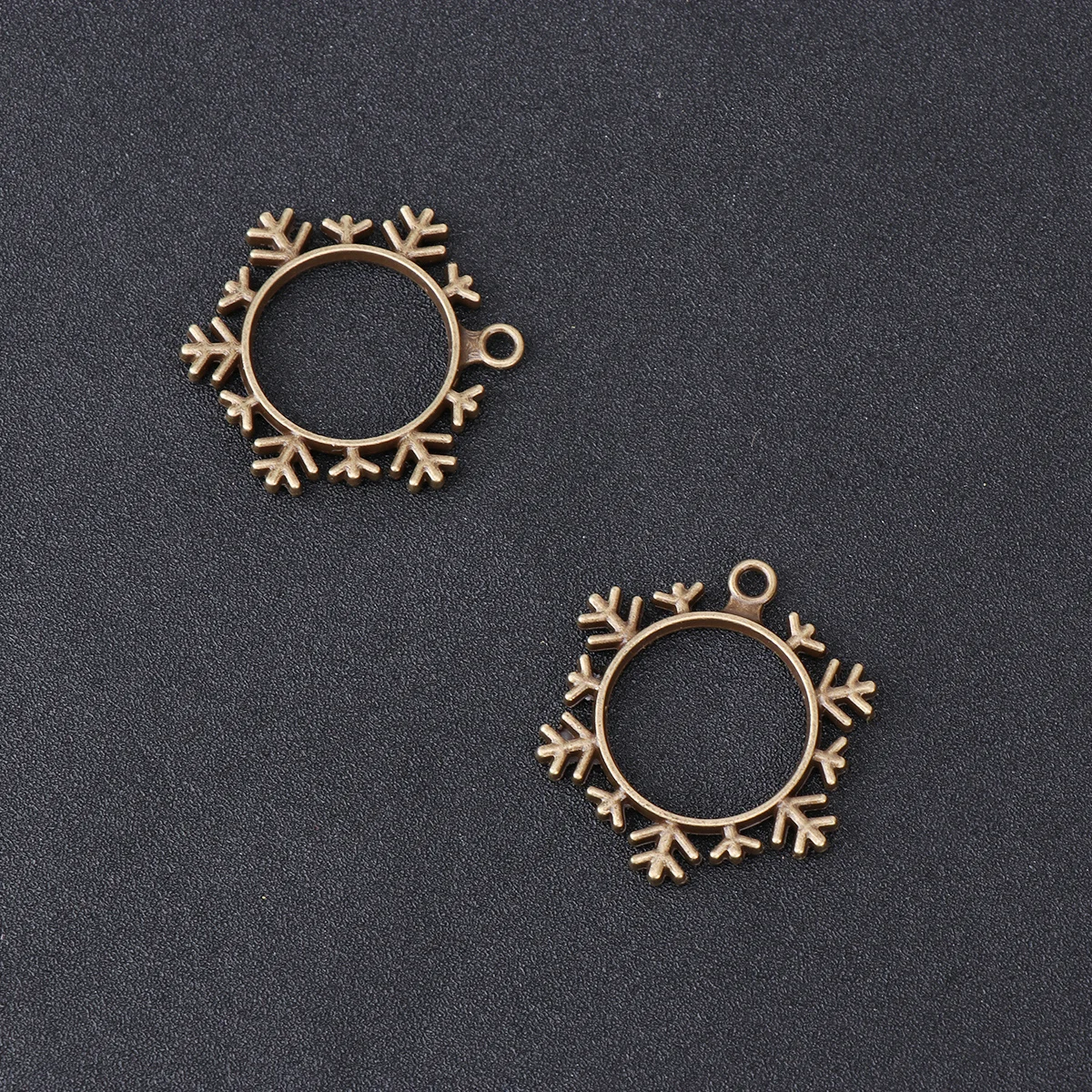 10 قطعة سبائك ندفة الثلج قلادة الفراغات DIY بها بنفسك مكونات الإطار للمجوهرات اليدوية المشاريع الحرفية الراتنج الفن النقش المعلقات #3