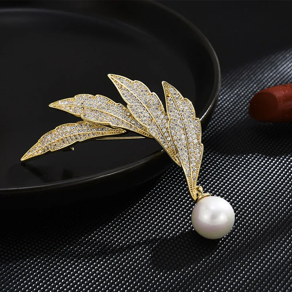 Fashion Gold Color Leaf Brooches High Quality Suit Shirt Lapel Pins for Men Women Accessories Jewelry Wedding Party Gift