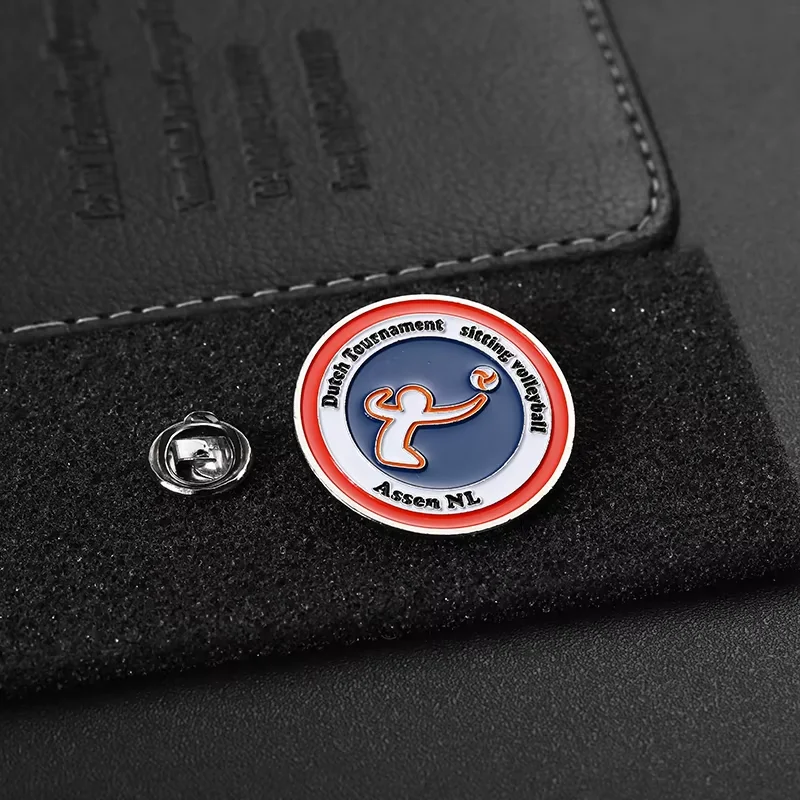 Großhandel Metall-Abzeichen mit individuellem Logo, Firmenmarke, Emaille-Anstecknadel, Brosche, 2D/3D, vergoldete Harz-Epoxy-Pins für Kleidung – Detail 1
