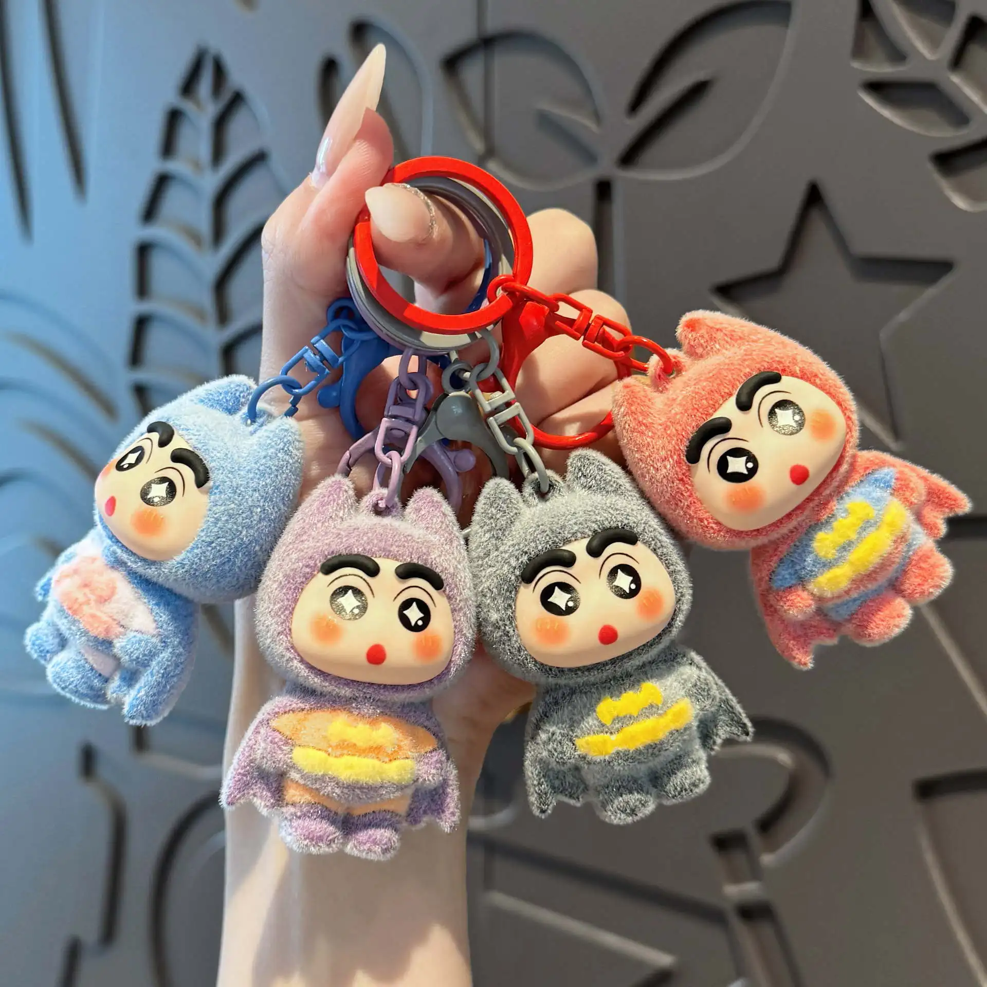Chaveiro de Pelúcia Bandai Crayon Shin-chan: Brinquedo Criativo e Fofo em Formato de Herói, Acessório Portátil para Mochila, Presente Infantil