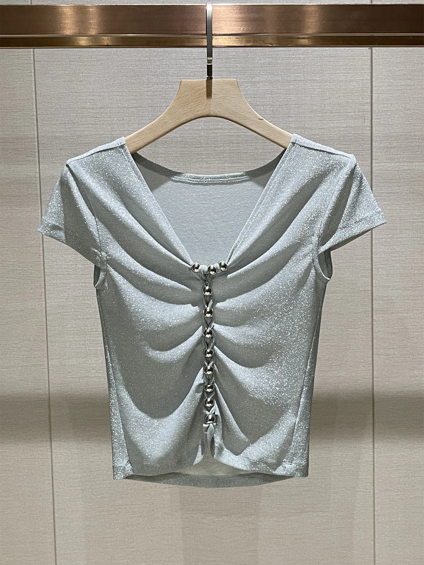 تي شيرت محبوك من ay V-ne ort-sved Design Sense Body طبقة أساسية مع زخرفة من الخرز مطوي للتنقل...