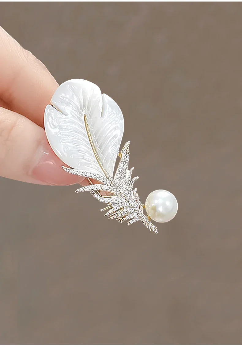 Fashion Crystal Shell Feather Brooch Pins For Women Luxury White Pearl Gold Color Party Wedding Gifts Clothing Accessories 2024