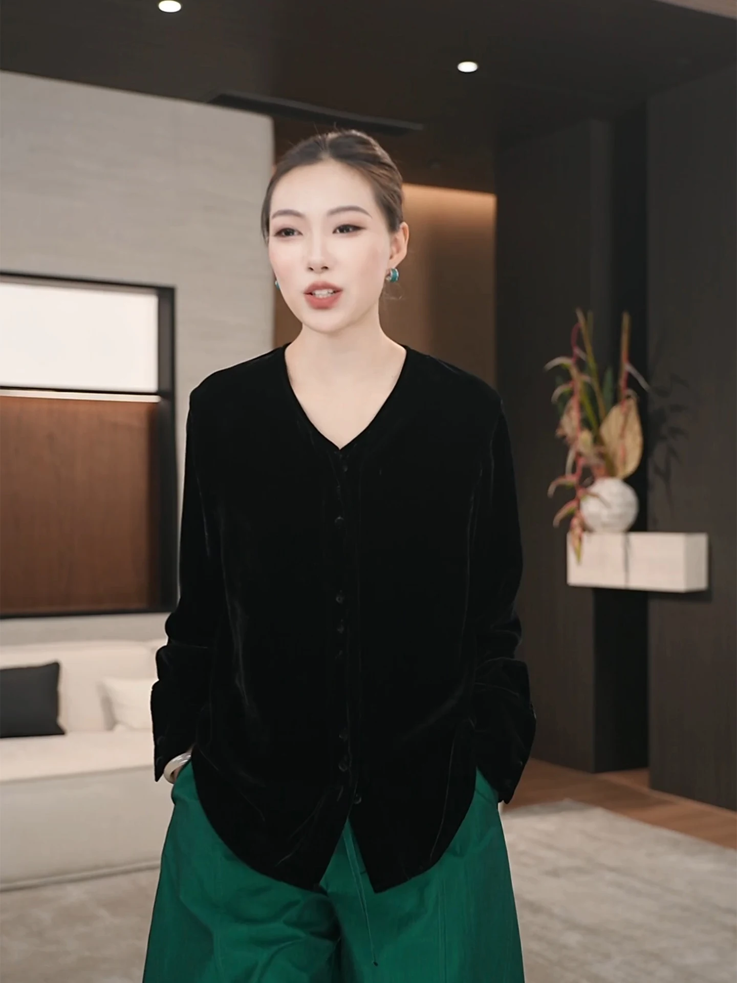 

Elegant V-neck Velvet Shirt Loose Long Sleeve Women's Fashion Spring New Style Breathable Comfortable Casual Elegant Wind