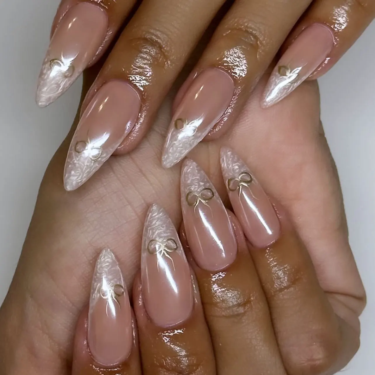 

Gold Bowknot French White Pearlescent Nail Art Fashion Nude Almond False Nails Detachable Finished Fake Nails Press on Nails