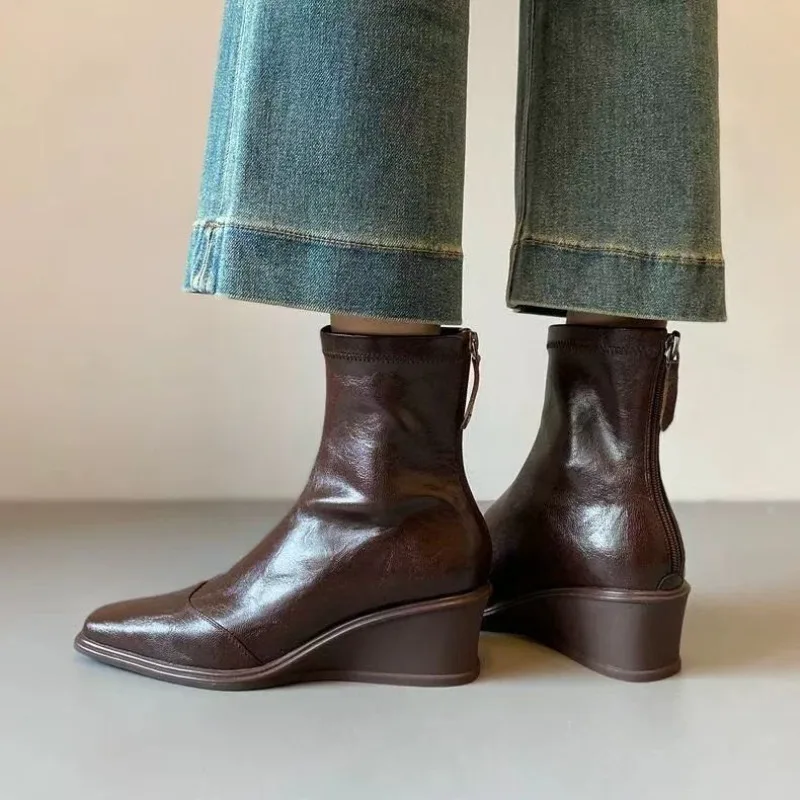 Jesienno-zimowe damskie uniwersalne modne botki z noskiem w szpic, wyszczuplające, nowe retro na platformie, francuski styl, 2025